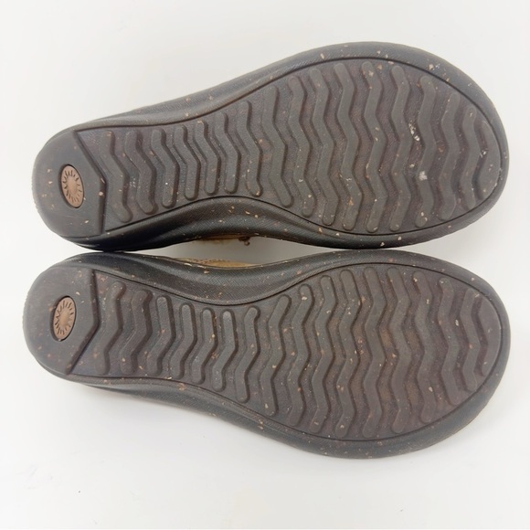 UGG Bettey Shearling Lined Clogs - Picture 10 of 10